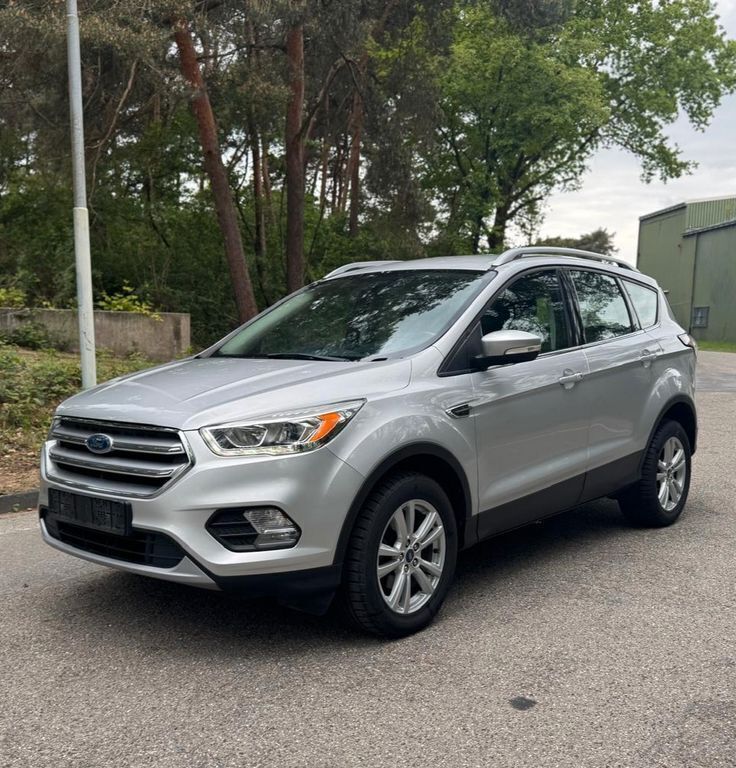 Grau Gebraucht 2017 Ford Kuga Trend SUV | 11.800 € (Guter Preis) - Bild 1/4