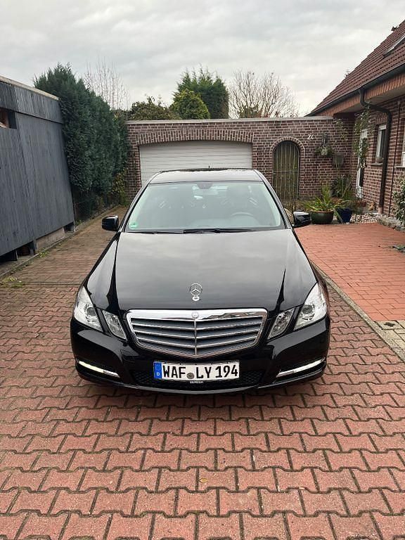 Schwarz Gebraucht 2011 Mercedes E220 Limousine | 10.500 € (Fairer Preis) - Bild 1/4