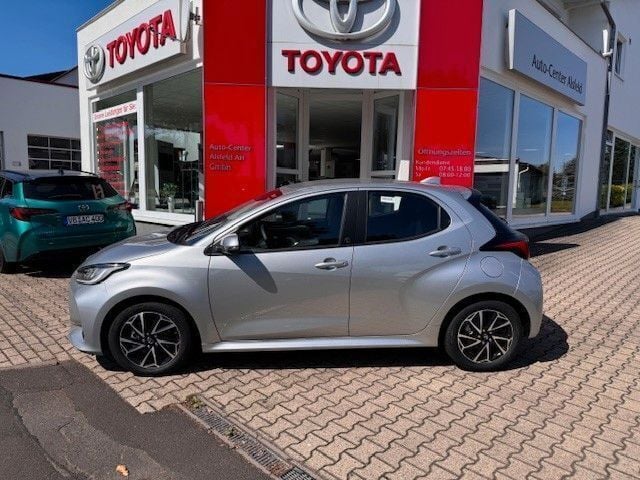 Silber Gebraucht 2023 Toyota Yaris Team Limousine | 22.180 € (Fairer Preis) - Bild 1/4