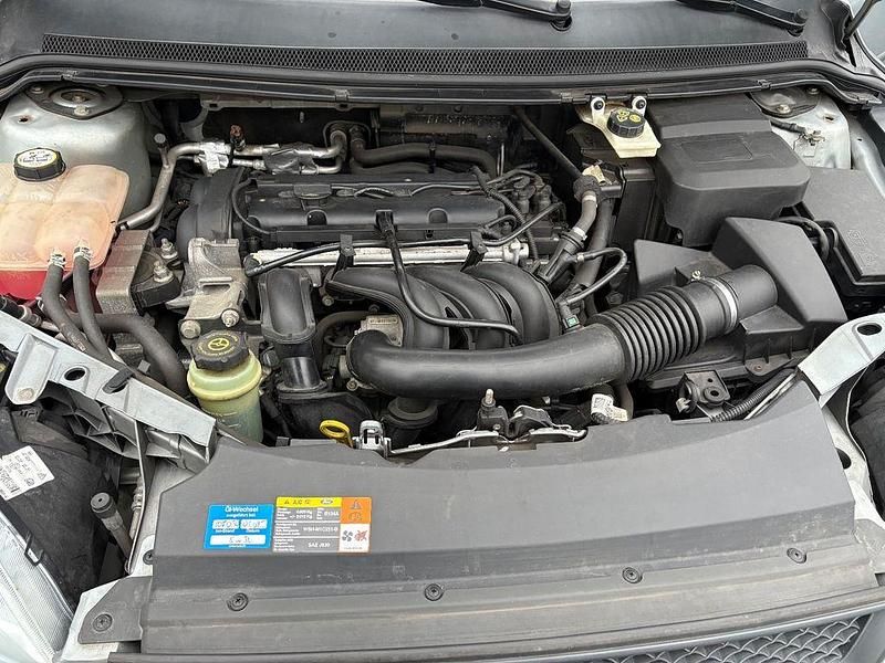 Gebraucht Ford Focus Trend 101 PS (74 kW) 2005 Silber Limousine