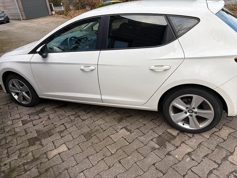 Gebraucht Seat Leon Style 125 PS (91 kW) 2014 Weiß Limousine
