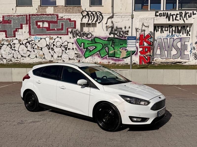 Gebraucht Ford Focus Titanium 125 PS (91 kW) 2016 Weiß Limousine