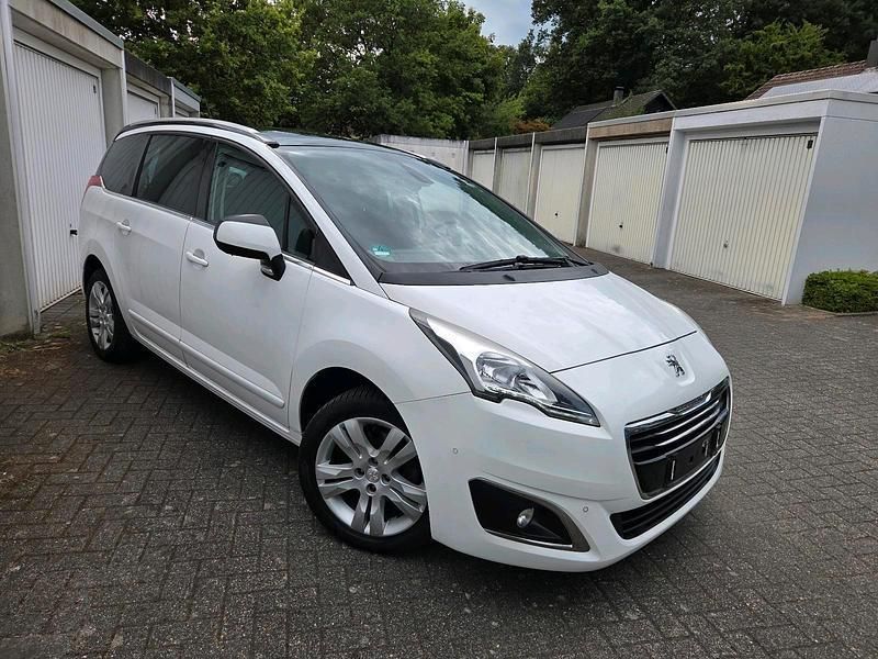 Weiß Gebraucht 2015 Peugeot 5008 Allure Van / Kleinbus | 6.999 € (Fairer Preis) - Bild 1/4
