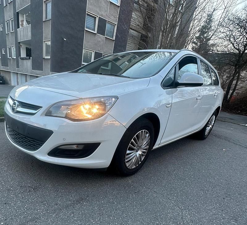 Weiß Gebraucht 2014 Opel Astra Kombi | 3.450 € (Fairer Preis) - Bild 1/4