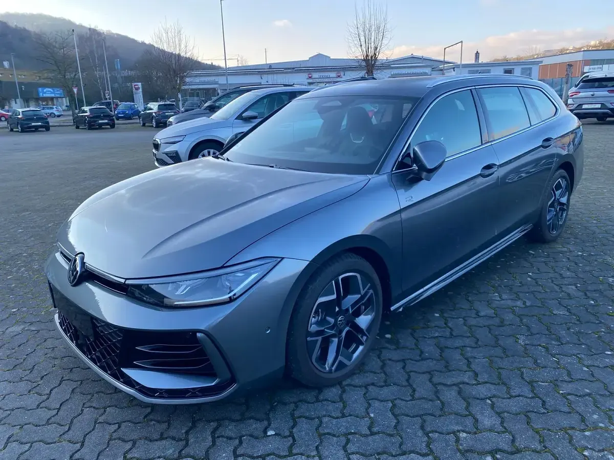 Gebraucht VW Passat R-line 150 PS (110 kW) 2025 Kombi
