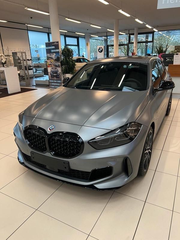 Gebraucht BMW M135 306 PS (225 kW) 2023 Grau Kleinwagen