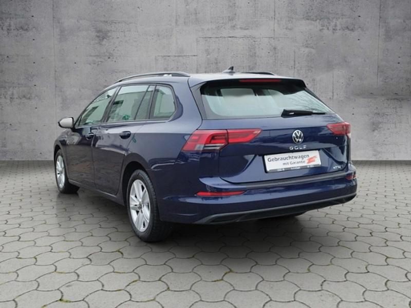 Gebraucht VW Golf VIII Life 131 PS (96 kW) 2023 Atlantik blue metallic Kombi