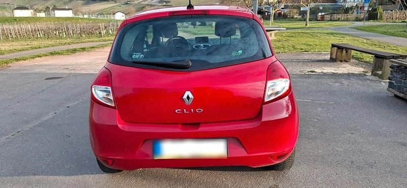 Gebraucht Renault Clio II Dynamique 75 PS (55 kW) 2010 Rot Kleinwagen
