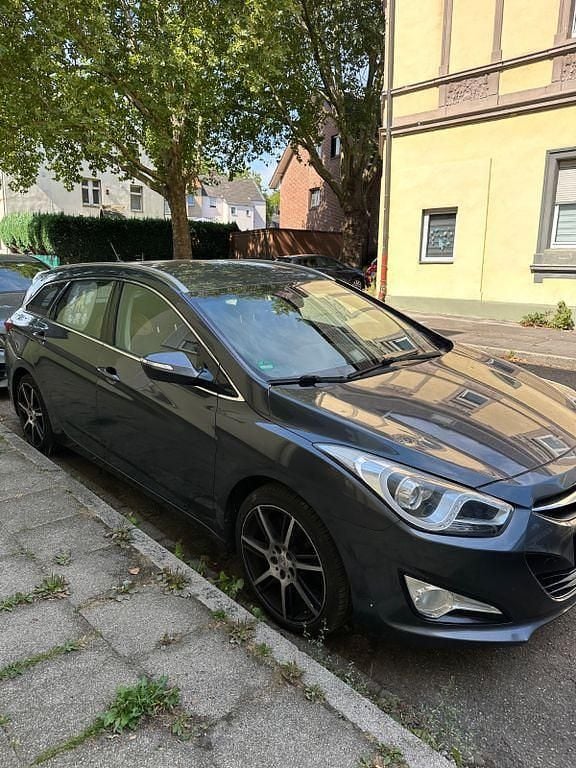 Grau Gebraucht 2014 Hyundai i40 Comfort Kombi | 5.300 € (Fairer Preis) - Bild 1/4
