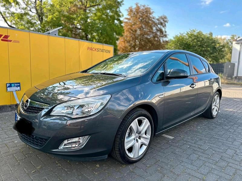 Grau Gebraucht 2011 Opel Astra Kleinwagen | 3.950 € (Fairer Preis) - Bild 1/4