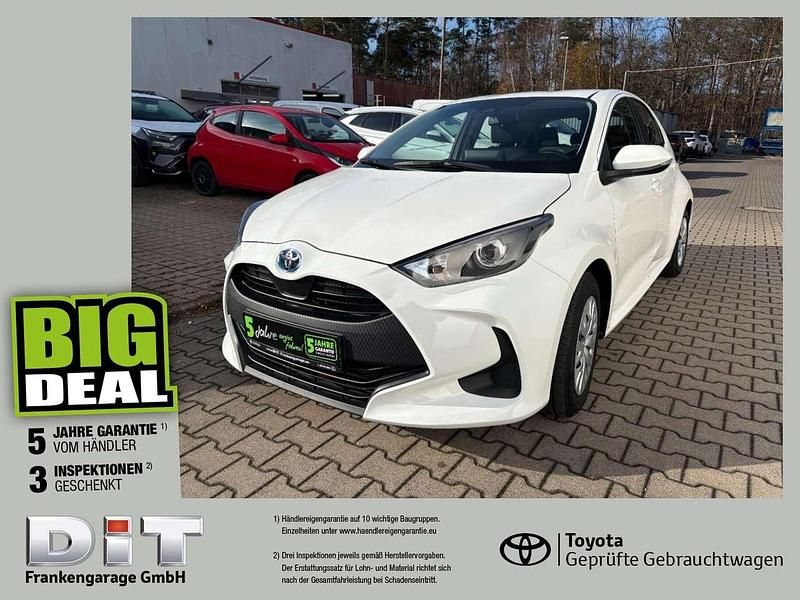 Schneeweiss Gebraucht 2022 Toyota Yaris Hybrid Comfort Kleinwagen | 17.479 € (Guter Preis) - Bild 1/4