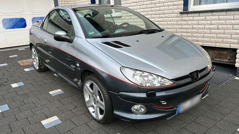 Grau Gebraucht 2004 Peugeot 206 CC Cabrio | 2.450 € (Etwas zu teuer) - Bild 1/4
