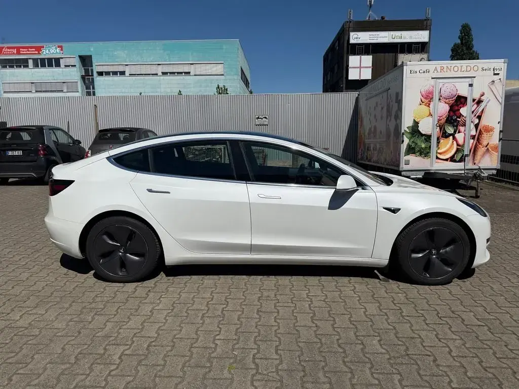 Second-hand Tesla Model 3 Standard Range Plus 225 kW (306 CP) 2020 Alb Berlinǎ