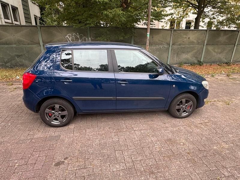 Blau Gebraucht 2011 Skoda Fabia Kleinwagen | 4.700 € (Fairer Preis) - Bild 1/4
