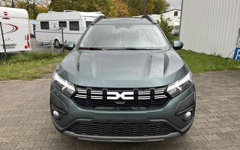 Neu Dacia Jogger Expression 122 PS (89 kW) 2025 Grün Van / Kleinbus
