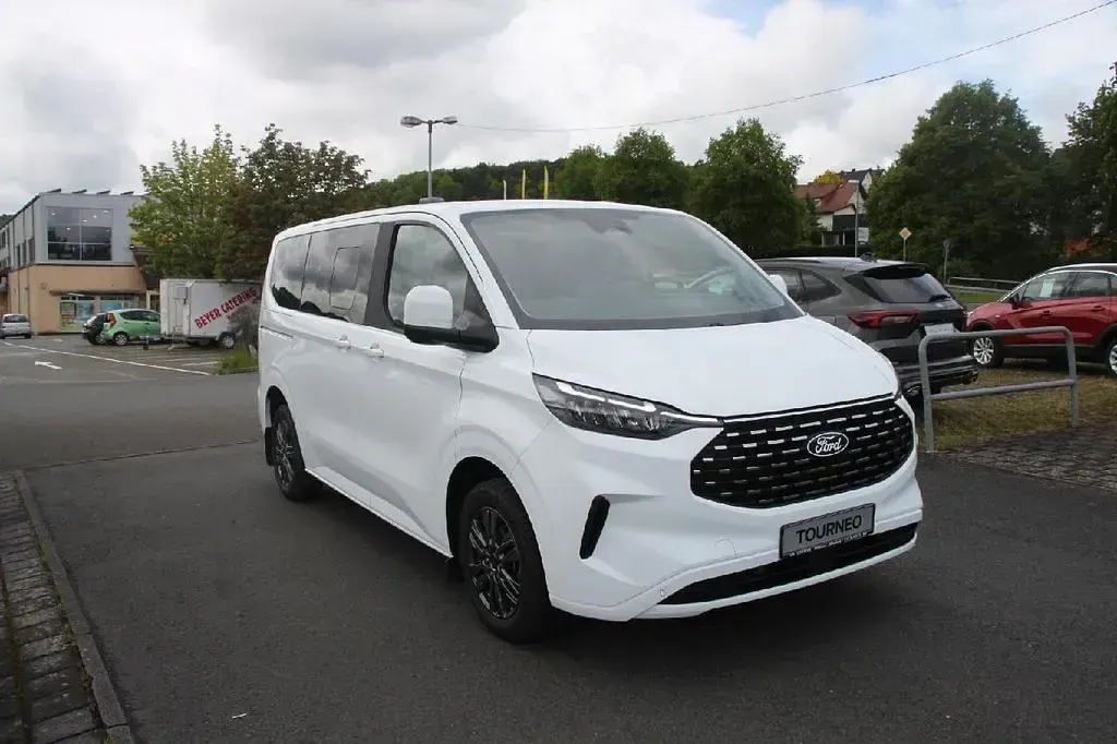 Gebraucht Ford Tourneo Titanium 136 PS (100 kW) 2025 Frostweiß Van / Kleinbus