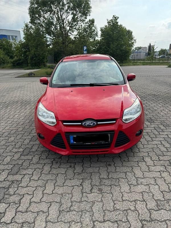 Rot Gebraucht 2011 Ford Focus Kombi | 2.600 € (Fairer Preis) - Bild 1/4