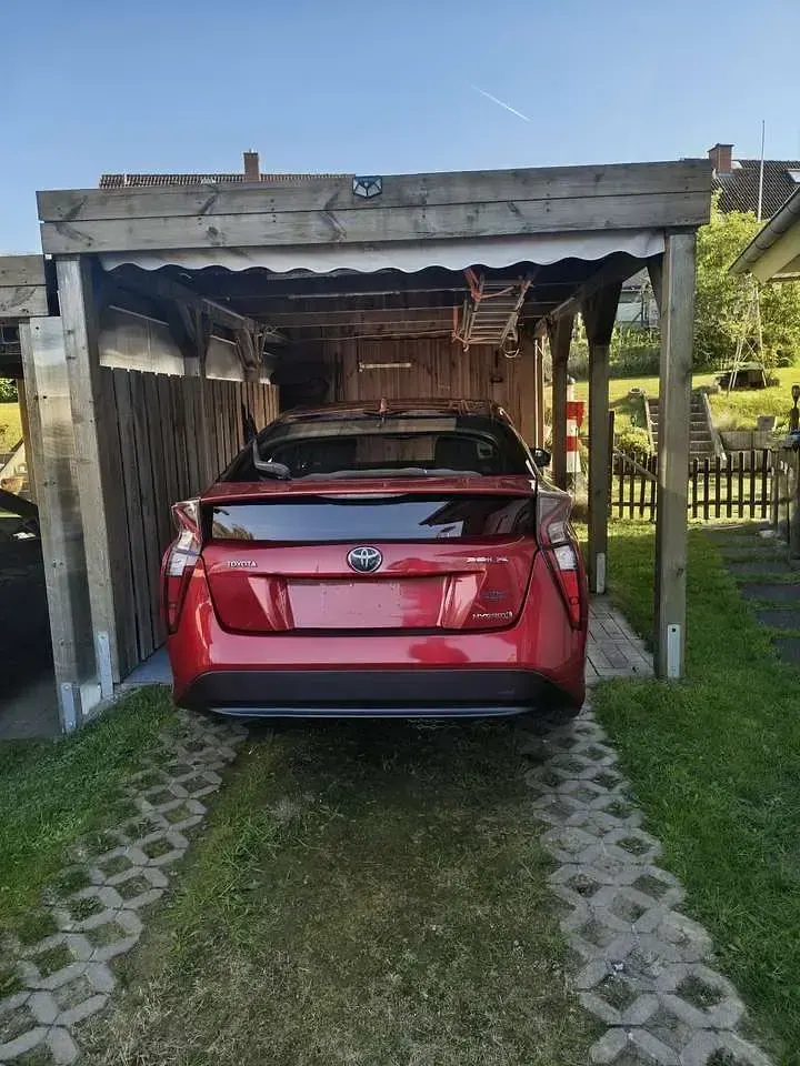 Gebraucht Toyota Prius Comfort 98 PS (72 kW) 2016 Rot Kleinwagen