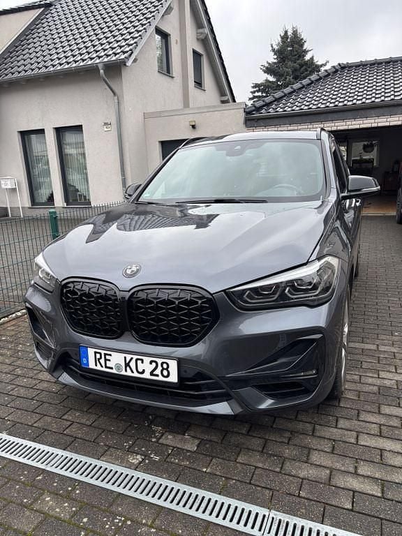 Grau Gebraucht 2020 BMW X1 Sport Line SUV | 20.950 € (Guter Preis) - Bild 1/4