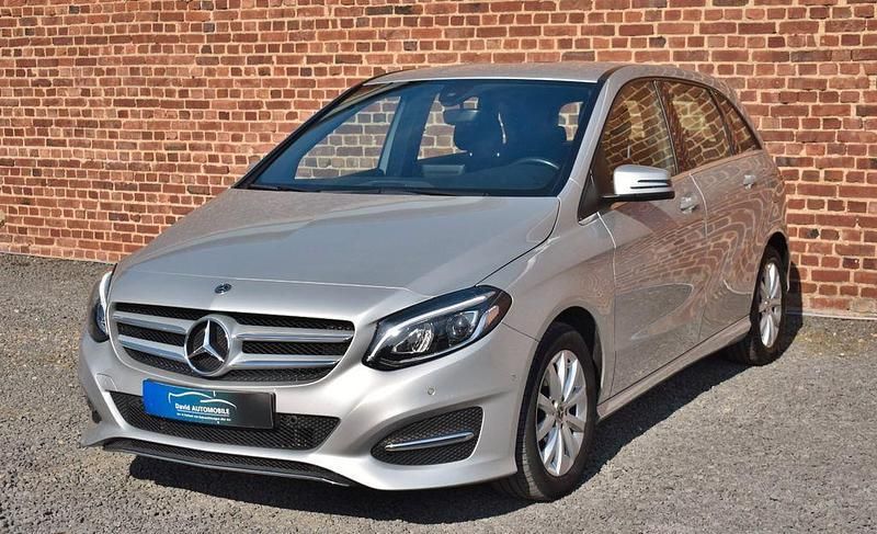 Grau Gebraucht 2018 Mercedes B180 Van / Kleinbus | 14.990 € (Guter Preis) - Bild 1/4