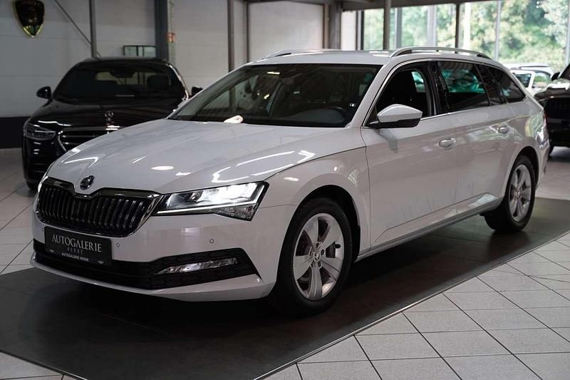 Bila moon/moon white Gebraucht 2022 Skoda Superb Ambition Kombi | 22.950 € (Fairer Preis) - Bild 1/4