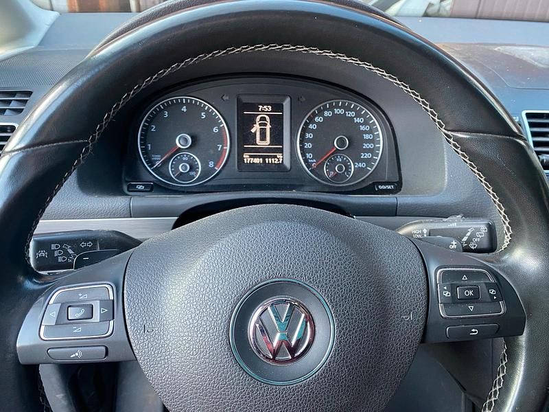 Gebraucht VW Touran 140 PS (102 kW) 2012 Rot Van / Kleinbus