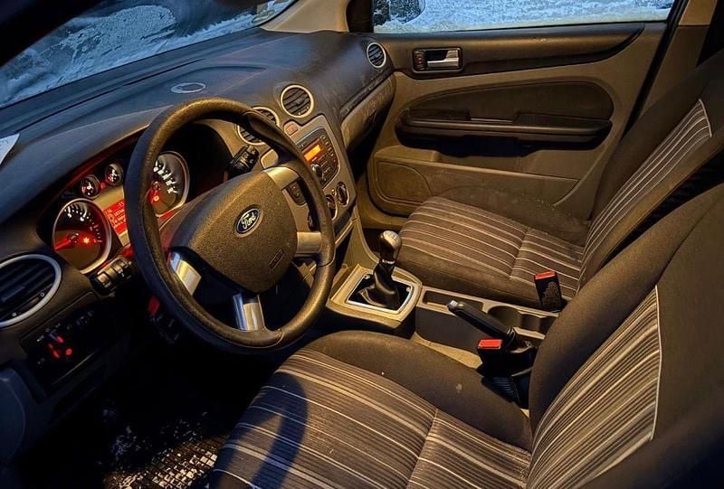 Gebraucht Ford Focus 102 PS (75 kW) 2010 Grau Kombi