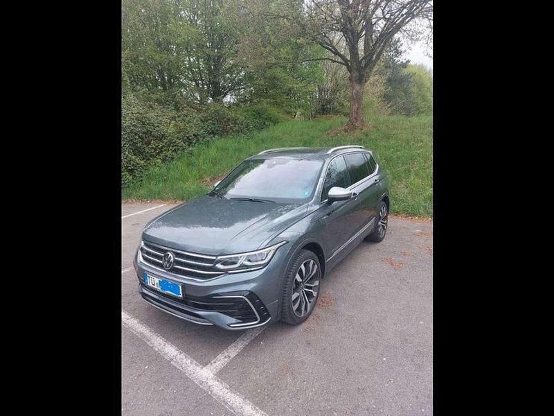 Grau Gebraucht 2024 VW Tiguan Allspace R-line SUV | 48.000 € (Etwas zu teuer) - Bild 1/4