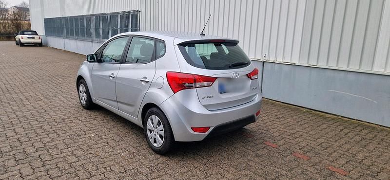 Gebraucht Hyundai ix20 90 PS (66 kW) 2013 Silber Kleinwagen