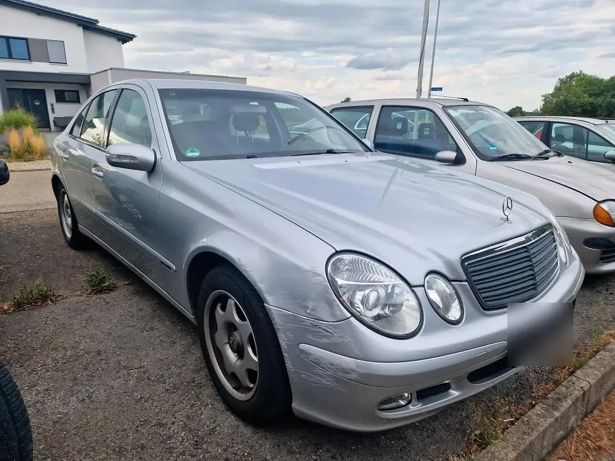 Gebraucht Mercedes E220 150 PS (110 kW) 2002 Silber Limousine