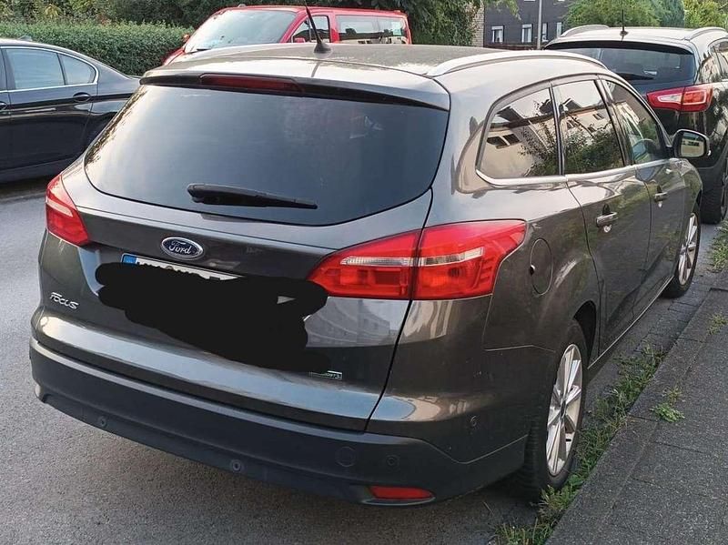 Grau Gebraucht 2016 Ford Focus ST-Line Limousine | 7.000 € (Superpreis) - Bild 1/3