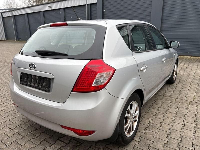 Gebraucht Kia Ceed Spirit 90 PS (66 kW) 2010 Silber Kleinwagen