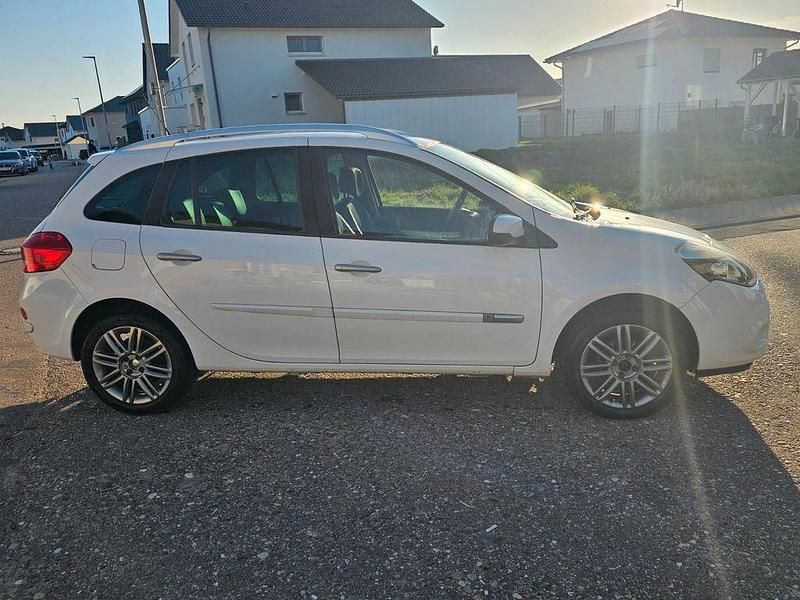 Gebraucht Renault Clio II Luxe 101 PS (74 kW) 2010 Weiß Limousine