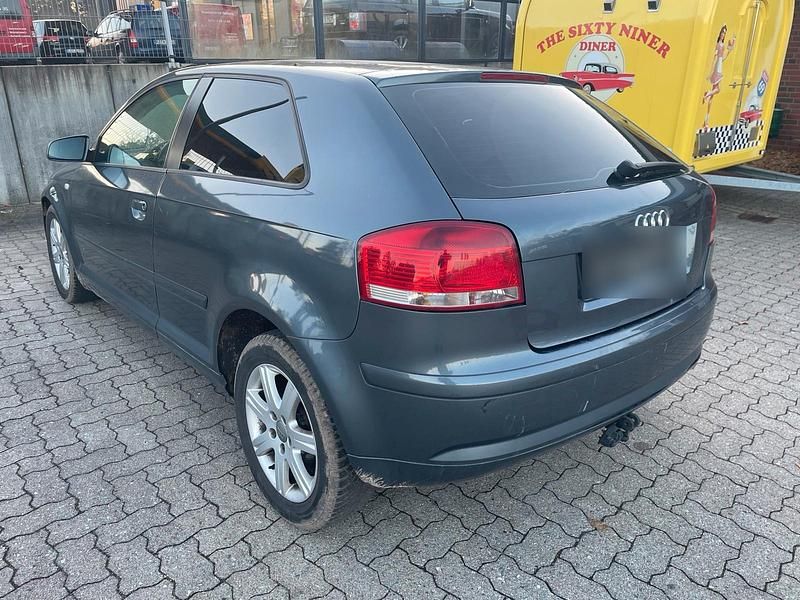 Grau Gebraucht 2004 Audi A3 Kleinwagen | 850 € (Guter Preis) - Bild 1/4