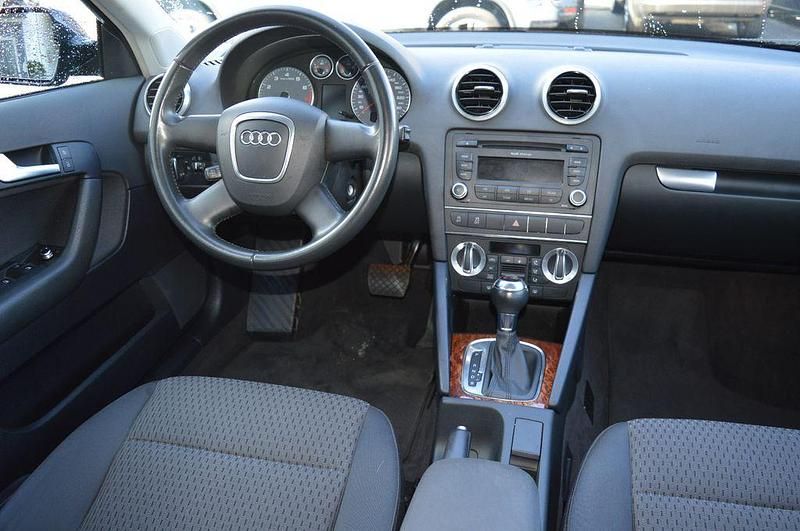 Gebraucht Audi A3 Ambiente 105 PS (77 kW) 2010 Blau Kleinwagen