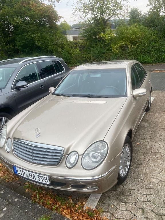Beige Gebraucht 2002 Mercedes E240 Elegance Limousine | 6.100 € (Etwas zu teuer) - Bild 1/4