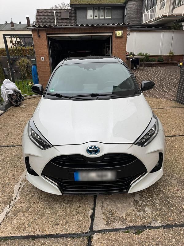Weiß Gebraucht 2023 Toyota Yaris Kleinwagen | 24.000 € (Teuer) - Bild 1/4