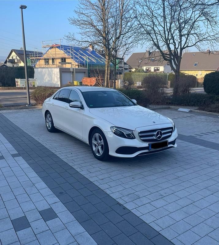 Gebraucht Mercedes E220 194 PS (142 kW) 2017 Weiß Limousine