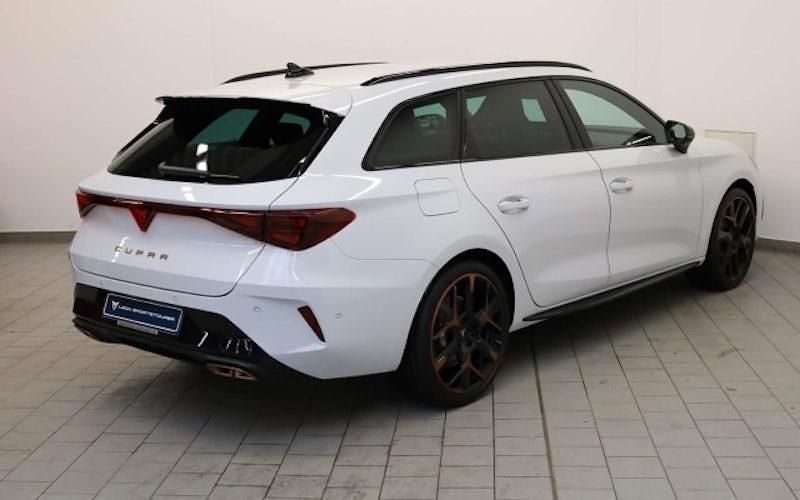 Neu Cupra Leon VZ 272 PS (200 kW) 2025 Glacial white metallic Kombi