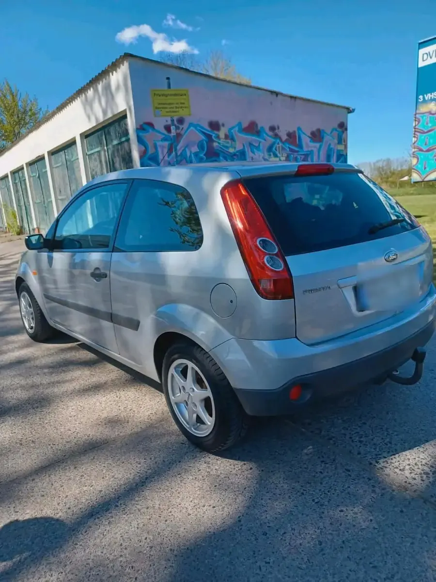 Gebraucht Ford Fiesta 69 PS (50 kW) 2006 Silber Kleinwagen
