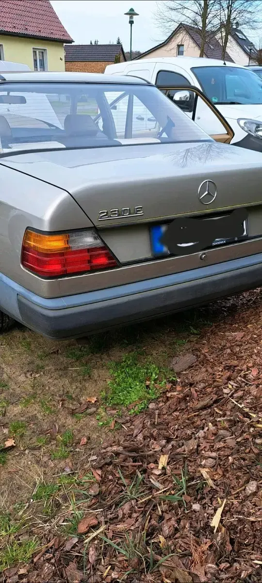 Gebraucht Mercedes E230 137 PS (100 kW) 1985 Gold Limousine