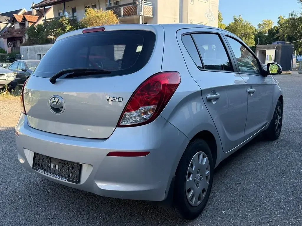 Gebraucht Hyundai i20 Classic 86 PS (63 kW) 2013 Silber Kleinwagen
