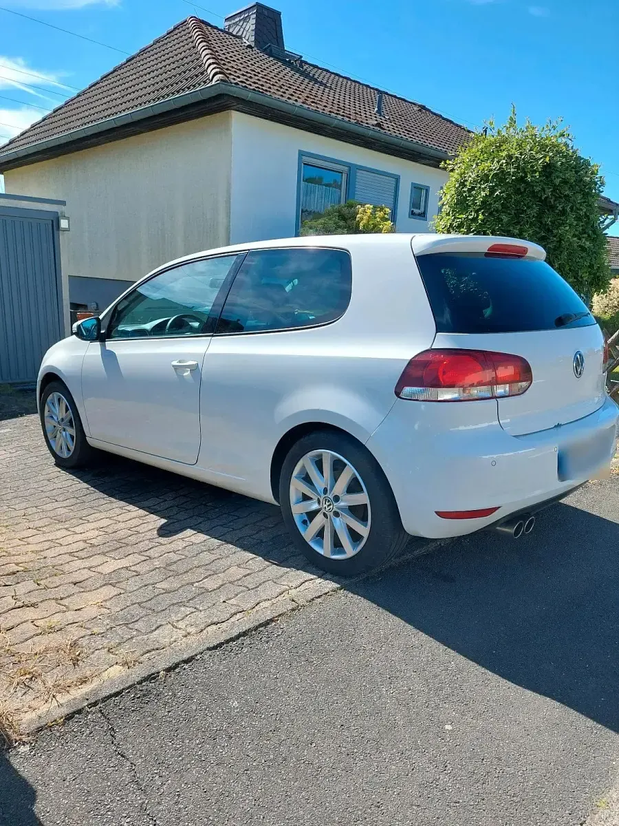 Gebraucht VW Golf VI 122 PS (89 kW) 2010 Weiß Kleinwagen