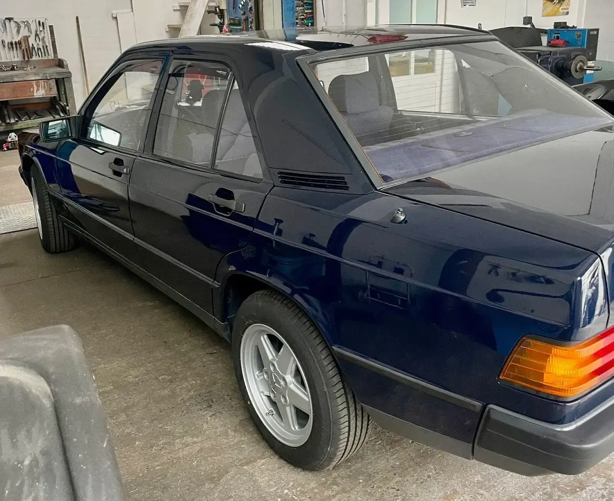 Gebraucht Mercedes 190 132 PS (97 kW) 1987 Blau Limousine
