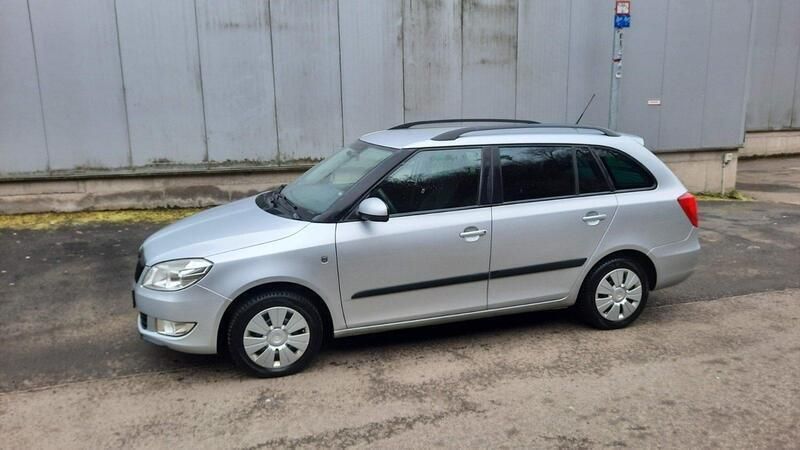 Silber Gebraucht 2010 Skoda Fabia Classic Kombi | 2.999 € (Etwas zu teuer) - Bild 1/4