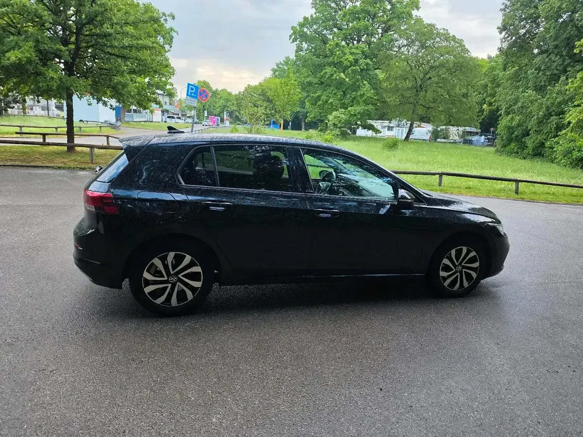 Gebraucht VW Golf VIII 131 PS (96 kW) 2022 Schwarz Limousine