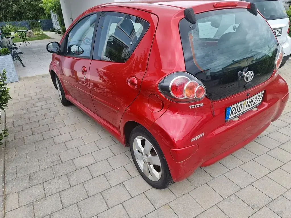 Gebraucht Toyota Aygo 68 PS (50 kW) 2010 Rot Kleinwagen