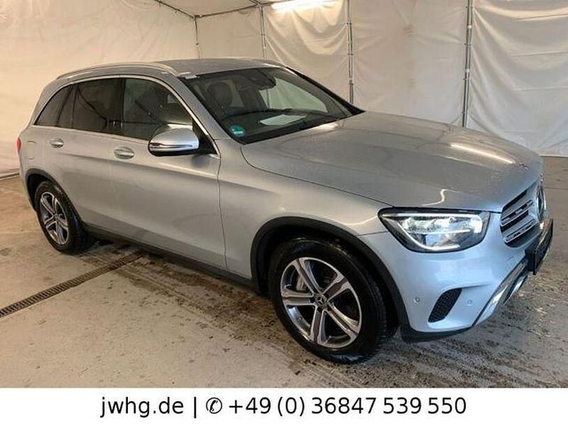 Gebraucht Mercedes GLC300e AMG 306 PS (225 kW) 2021 Hightech silber (metallic) SUV