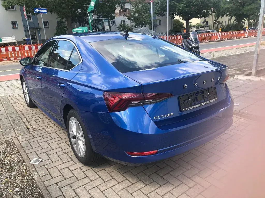 Gebraucht Skoda Octavia Style 150 PS (110 kW) 2022 Modra race/race blue Limousine