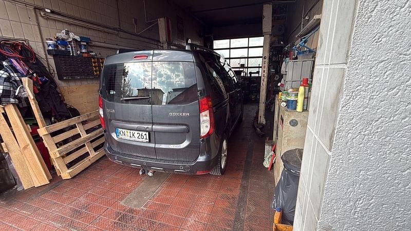 Gebraucht Dacia Dokker Comfort 116 PS (85 kW) 2018 Schwarz Van / Kleinbus